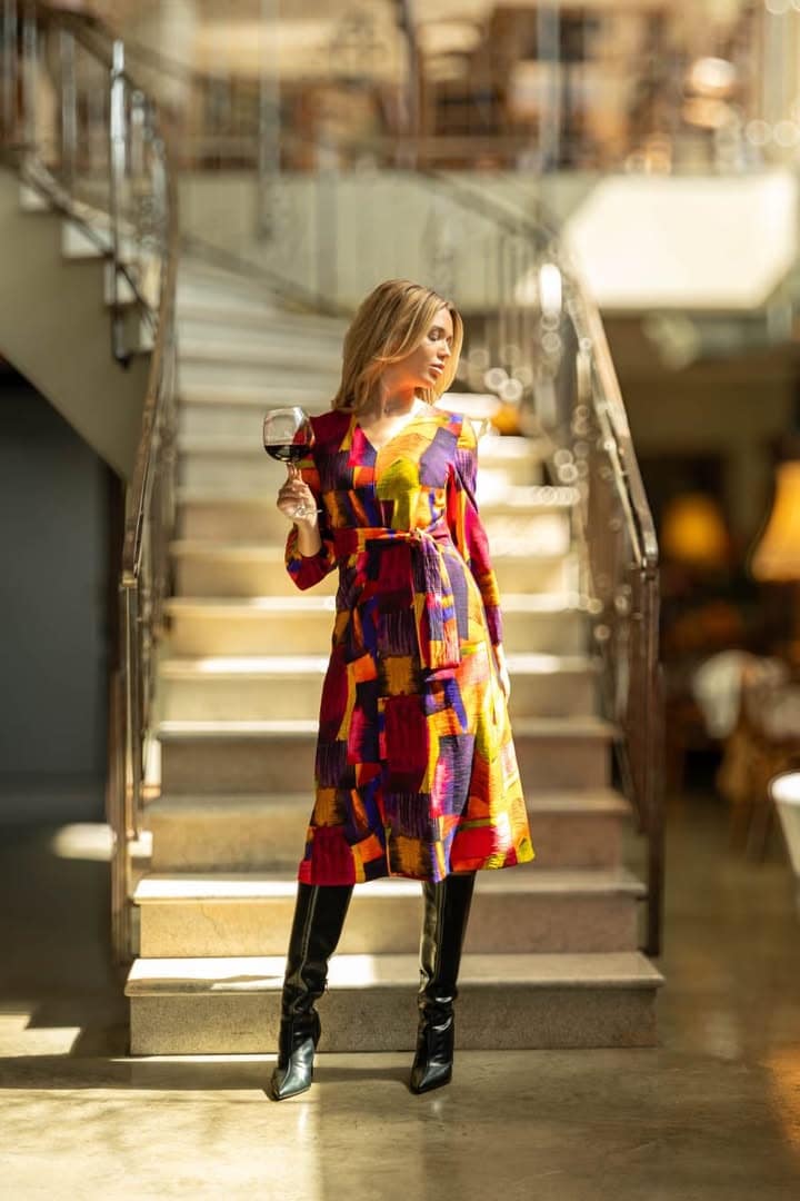 O rochie in semicloș, cu linii clasice ce îmbrățișează talia - imagine 2